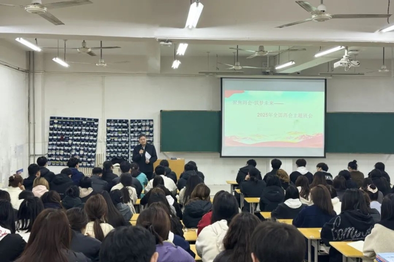 我校党委书记张运克走进班级开展学习贯彻两会精神主题班会