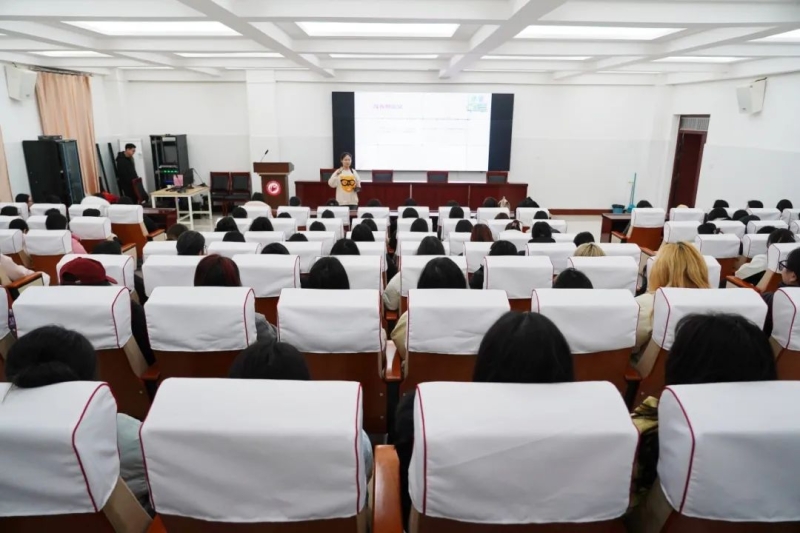 我校开展青春期健康知识专题讲座