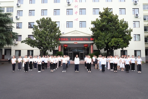 我校举行庆“七一”主题升旗仪式