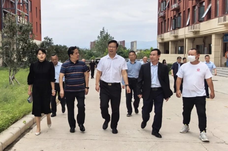 郑州市人民检察院党组书记、检察长张道伟一行到我校督导检查食品安全工作