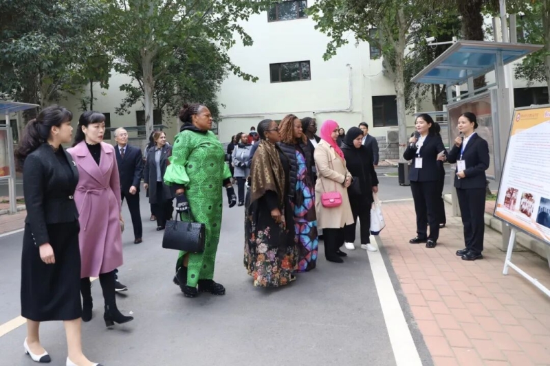 非洲女性议员研讨班一行参访我校