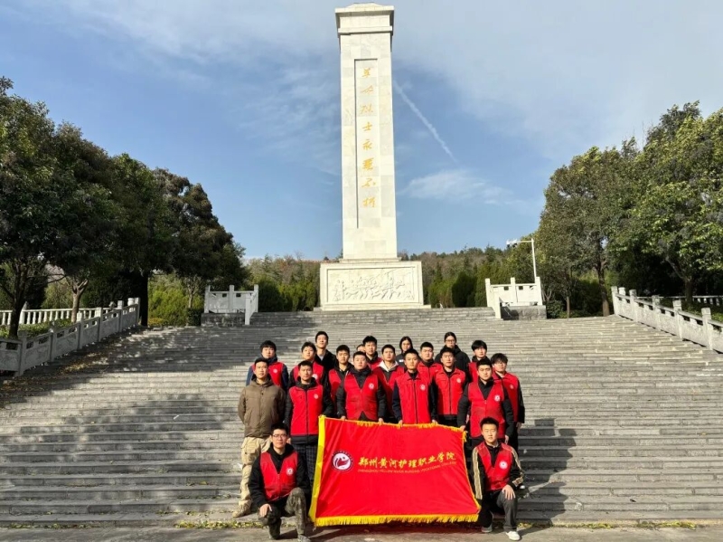 我校组织开展烈士墓碑描红活动