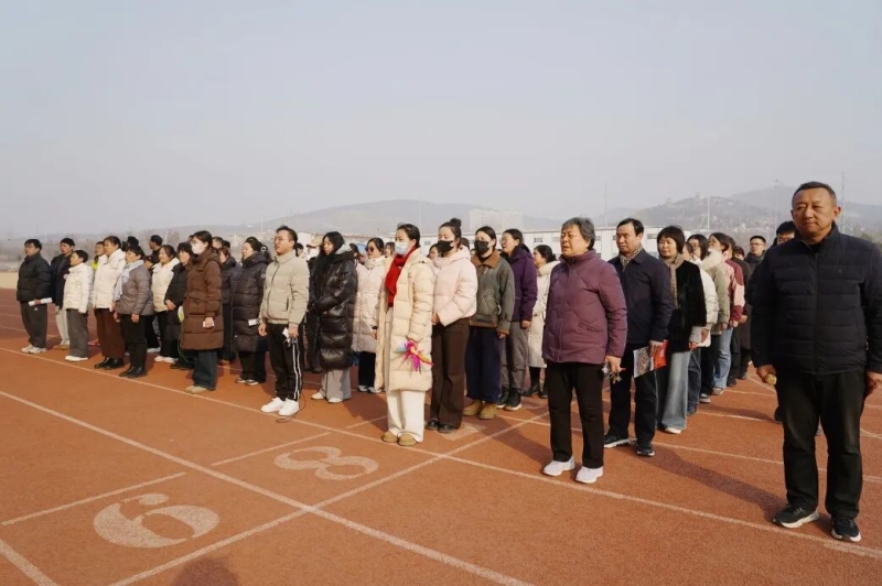  我校举行教职工趣味运动会