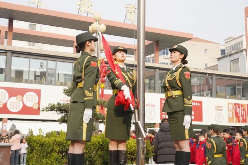 我校八一连国旗护卫队走进新密市实验小学