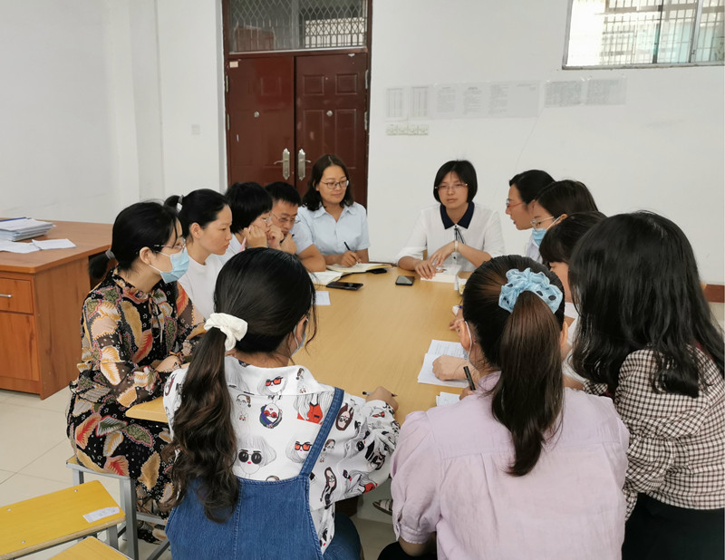 学院党委副书记蒋春梅参加思政部教师集体备课