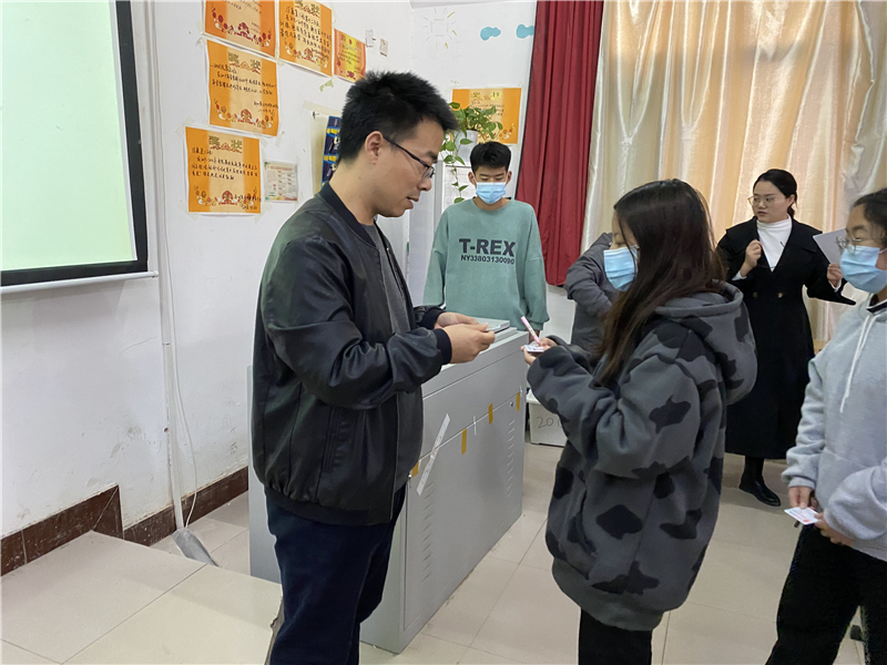 学院中专部举行中职生资助卡发放仪式