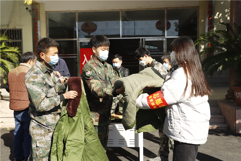 情暖学子 共抗疫情 学院为疫情防控志愿者发放暖冬物品