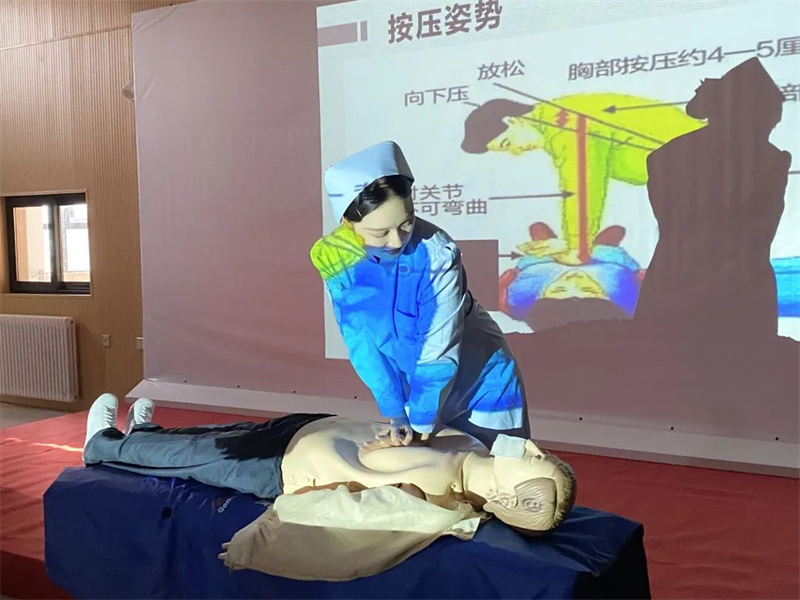 【护理系】我院护理系到高新区红叶路小学开展师生急救技能培训