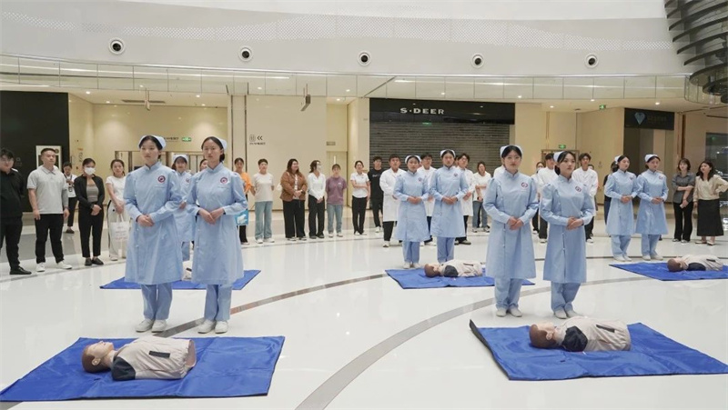 我院持续深入新密市中强光年城市广场开展心肺复苏急救知识培训