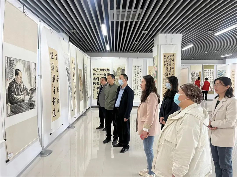 我院组织参观纪念中共中央发布五一口号75周年同心书画展