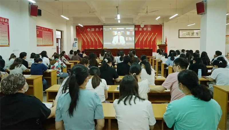 我院组织观看高校党组织示范微党课展播第一讲