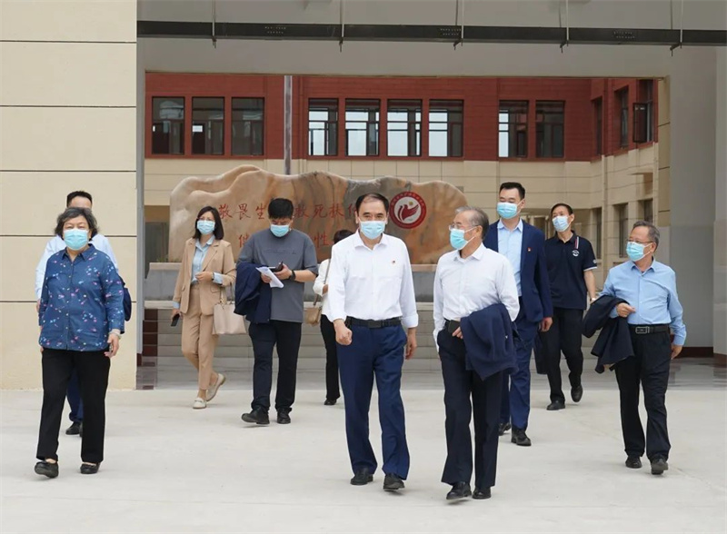 郑州新华医院党委书记、院长陈延宾一行来我院新密校区参观交流