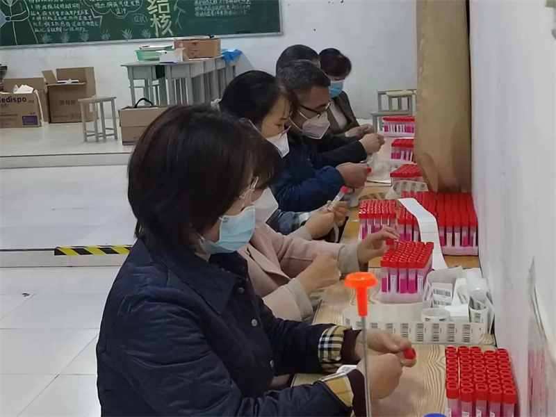 我院领导深入疫情防控一线 助力核酸检测工作